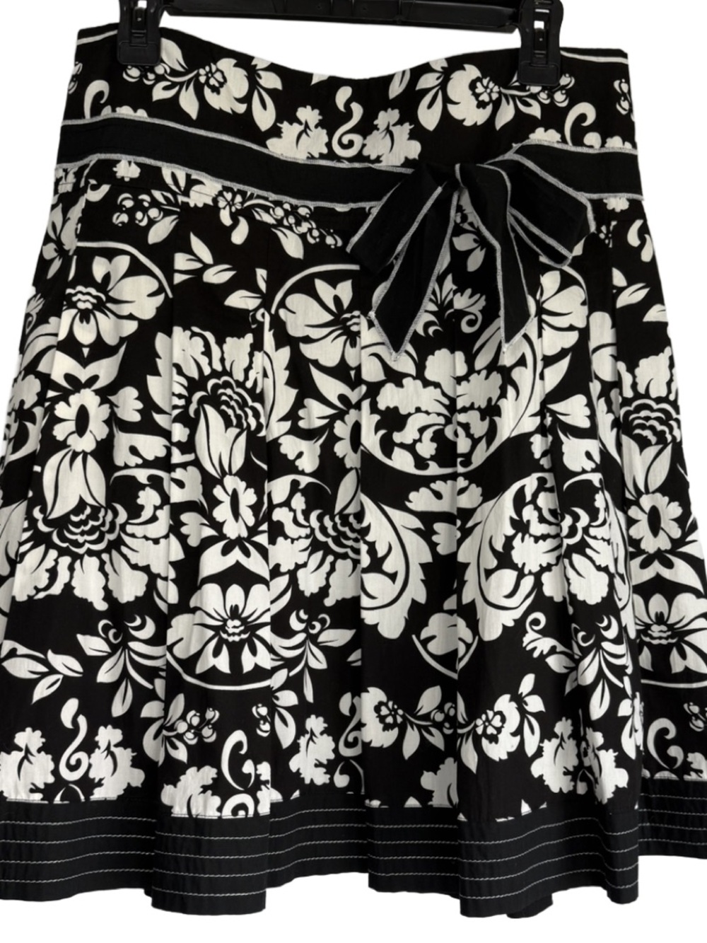 Larry Levine Black & White Floral A-Line Accent Bow Skirt Size 10